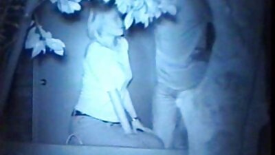 Asia seksi memberikan kepala yang baik dan semakin basah kuyup dalam air mani