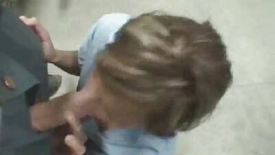 UK milf bergambar dan menggunakan palam punggungnya membongkok ke atas pantat panas