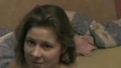 Si rambut merah yang cantik dalam pakaian dalam merah